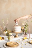 Bougie d'anniversaire Numéro '2', Blanche avec Pétales de Fleurs, 8 cm