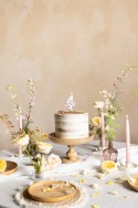 Bougie d'anniversaire Numéro '4', Blanche avec Pétales de Fleurs, 8 cm
