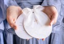 Invitations de communion avec une croix, des branches et des fleurs, blanc