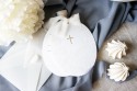 Invitations de communion avec une croix, des branches et des fleurs, blanc