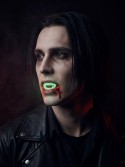 Dents de vampire phosphorescentes