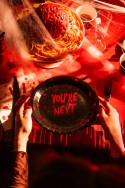 Assiettes en papier You're next, 23 cm, noir-rouge