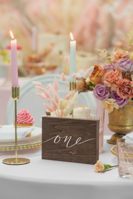 Numéro en bois sur table -...