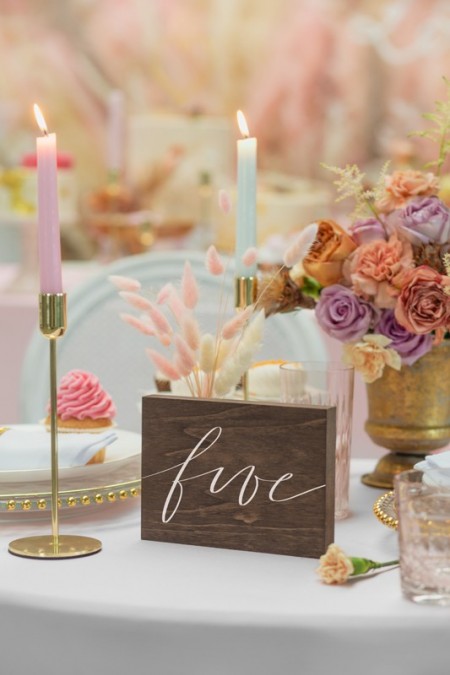 Numéro en bois sur table -...