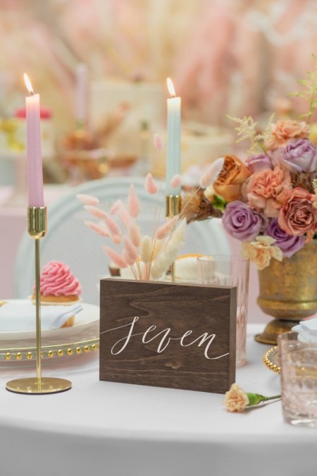 Numéro en bois sur table -...